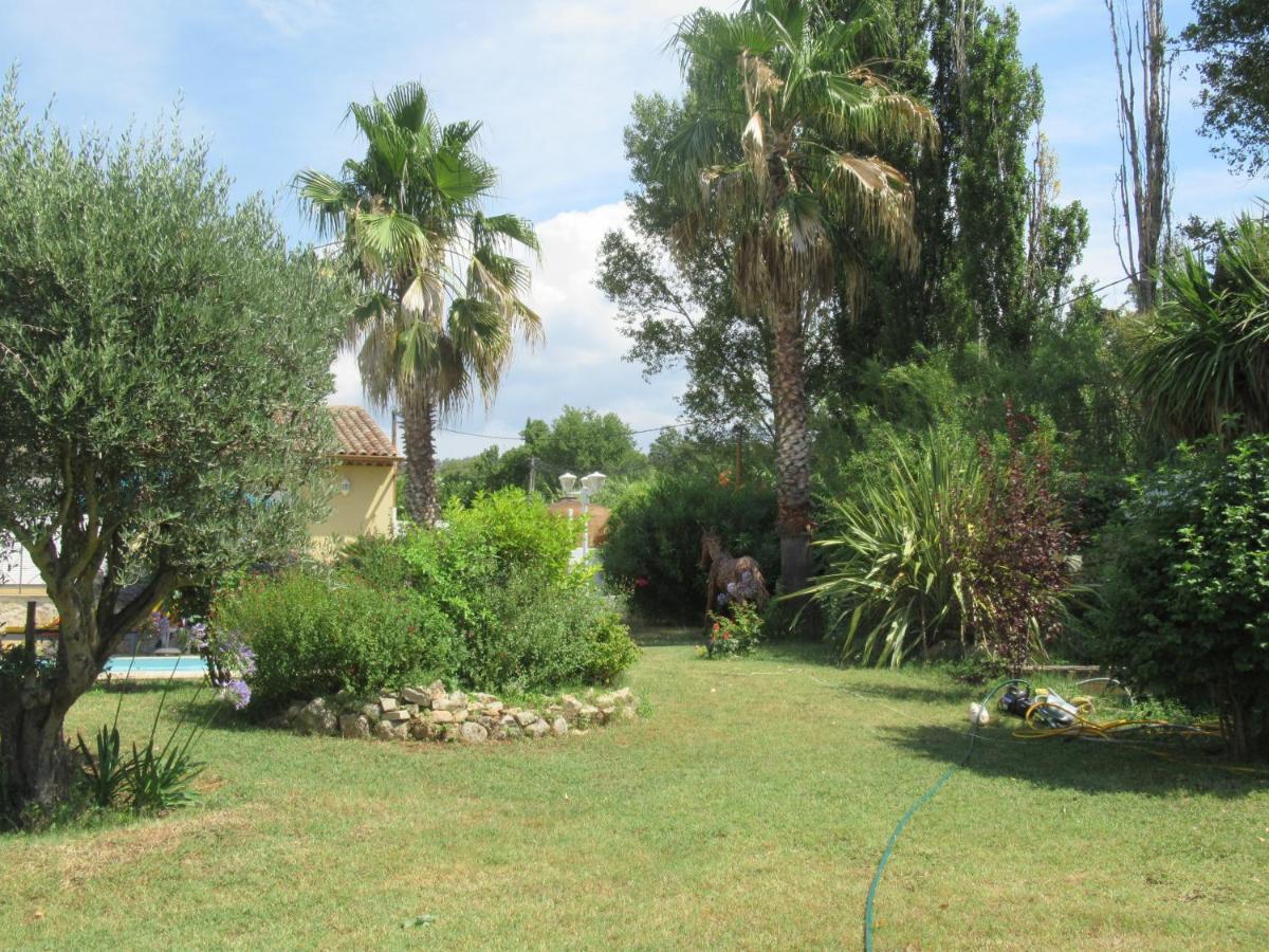 Villa LE Cabanon des hirondelles Villecroze Exterior foto